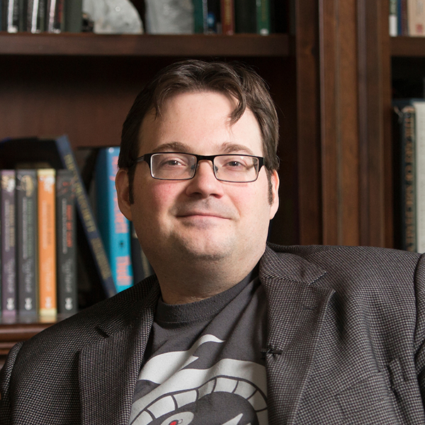 Brandon Sanderson ha contratado a 64 personas porque tiene